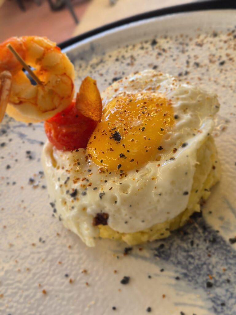 ensaladilla de gambas al ajillo