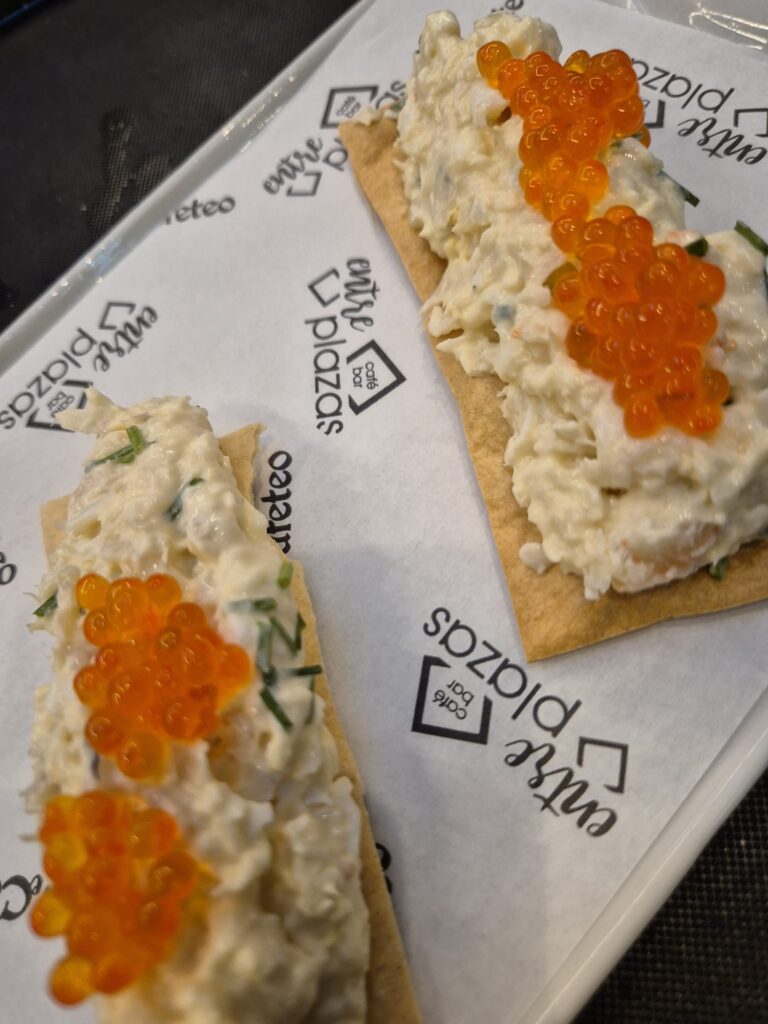 ensaladilla de merluza y gambas